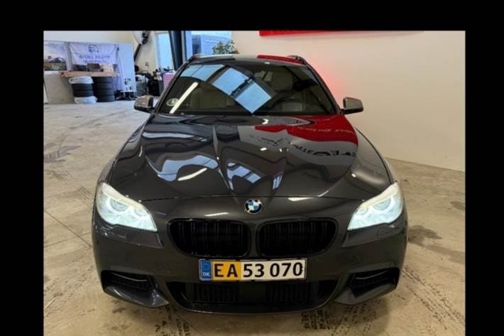 Grå BMW M550d fra 2012