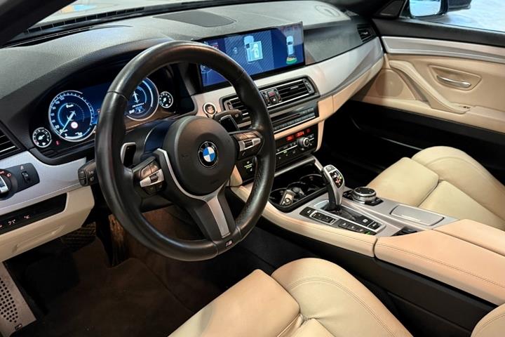 Grå BMW M550d fra 2012