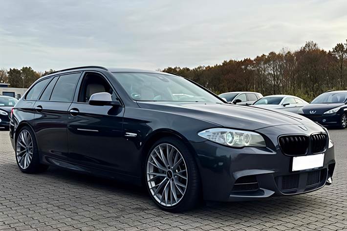 Grå BMW M550d fra 2012