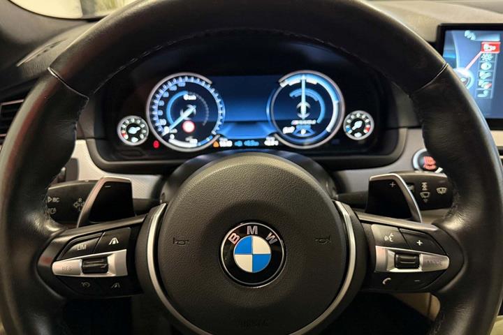 Grå BMW M550d fra 2012