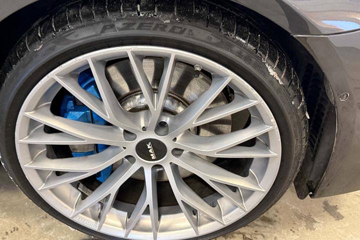 Grå BMW M550d fra 2012