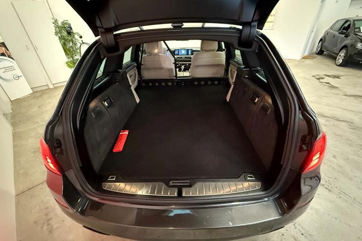 Grå BMW M550d fra 2012