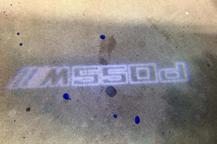 Grå BMW M550d fra 2012