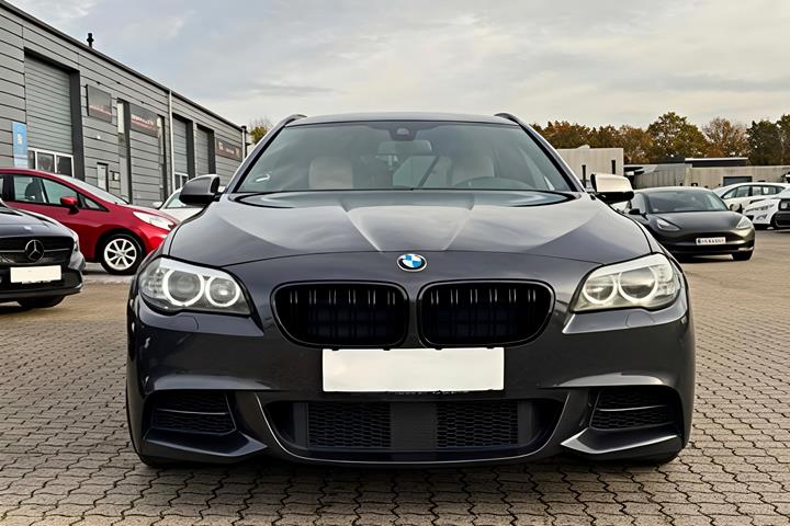 Grå BMW M550d fra 2012