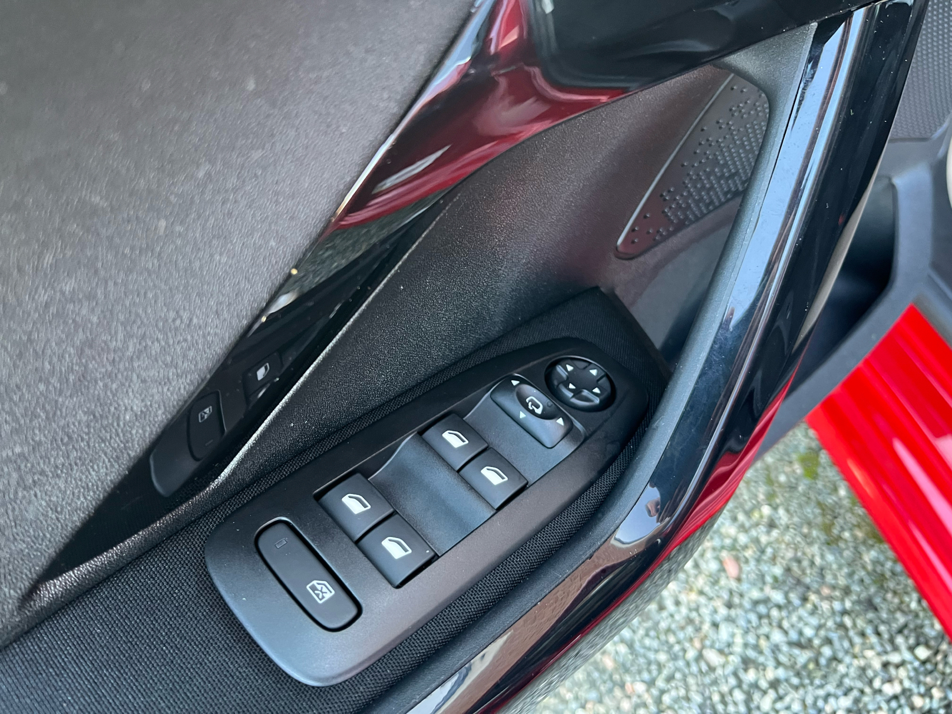 Rød Peugeot 208 fra 2019