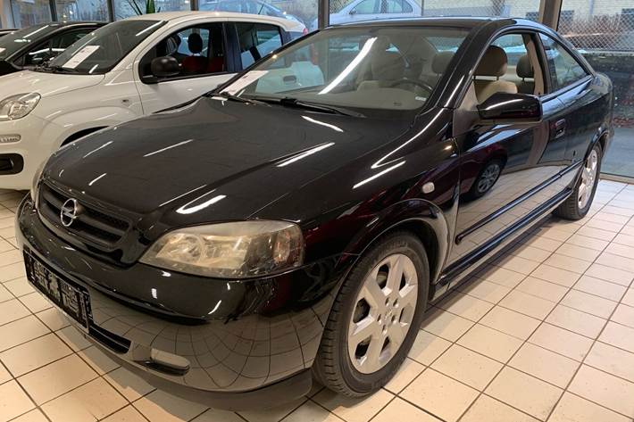 Sort Opel Astra fra 2001 set udefra