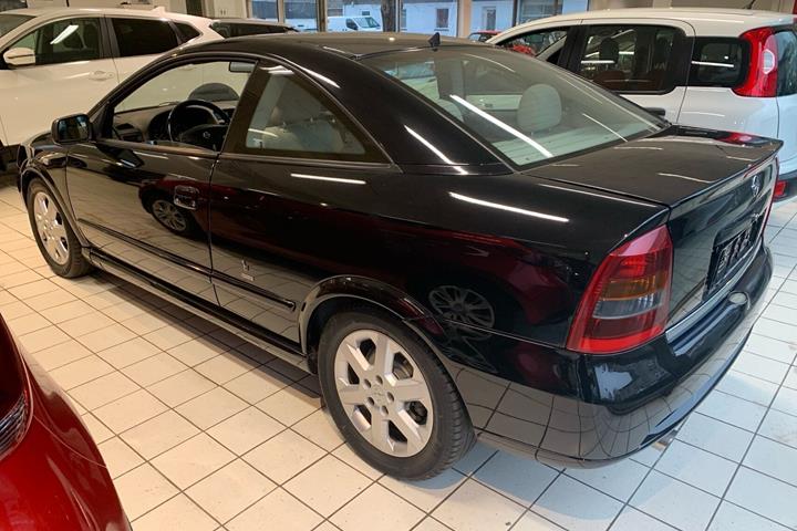 Sort Opel Astra fra 2001