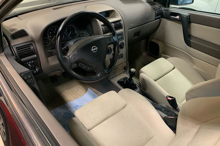 Sort Opel Astra fra 2001