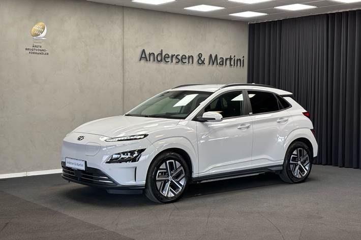 Hvid Hyundai Kona fra 2021 set udefra