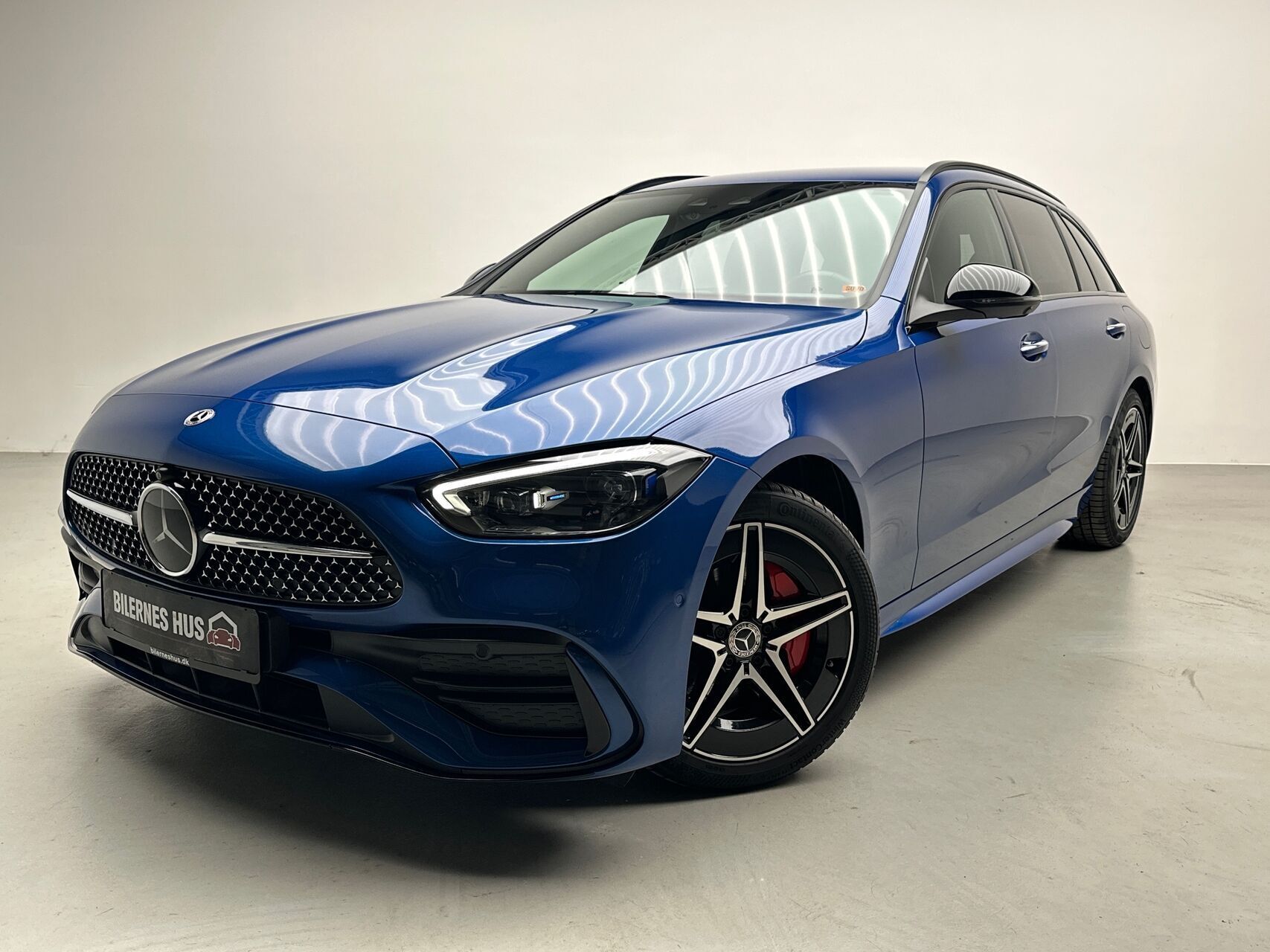 Blå Mercedes C300 e fra 2023