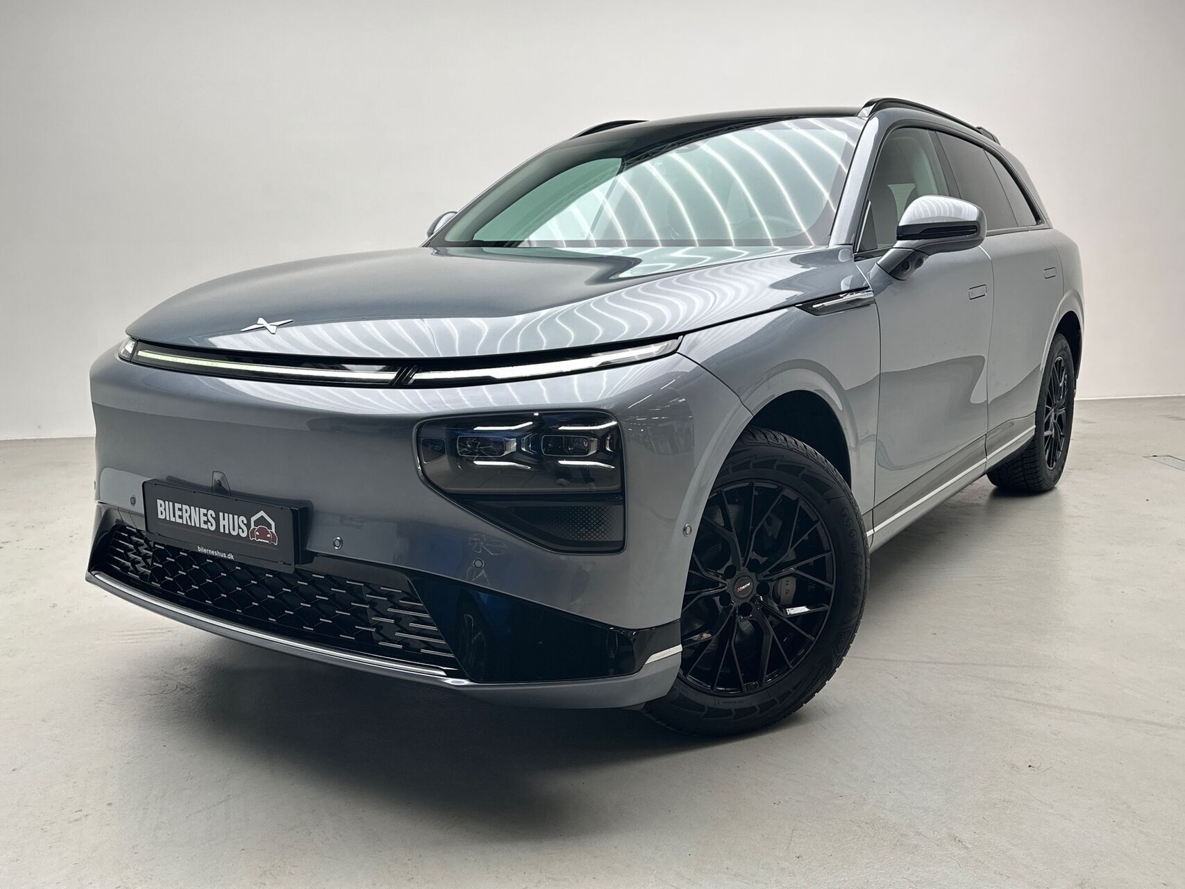 Grå Xpeng G9 fra 2023