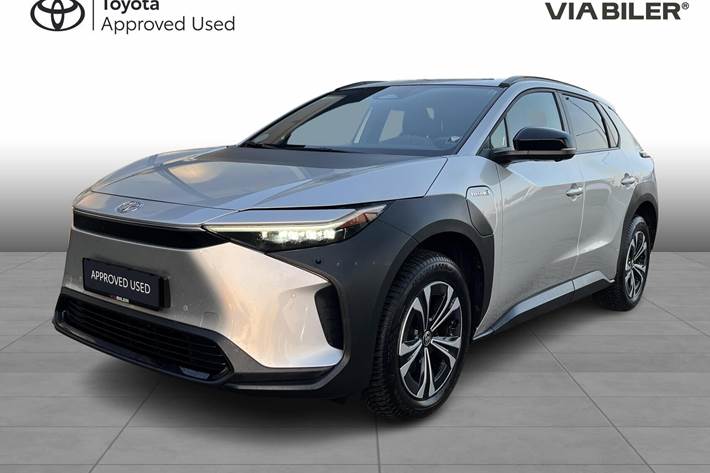 Sølv Toyota BZ4X fra 2023 set udefra