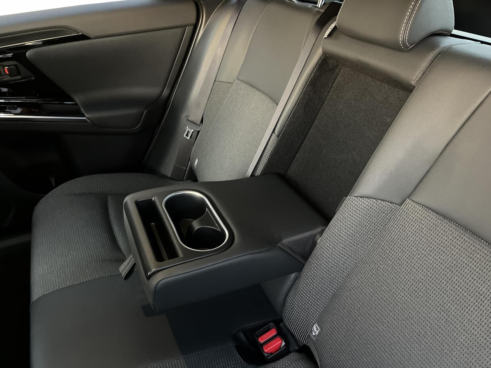 Sølv Toyota BZ4X fra 2023