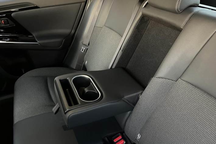 Sølv Toyota BZ4X fra 2023