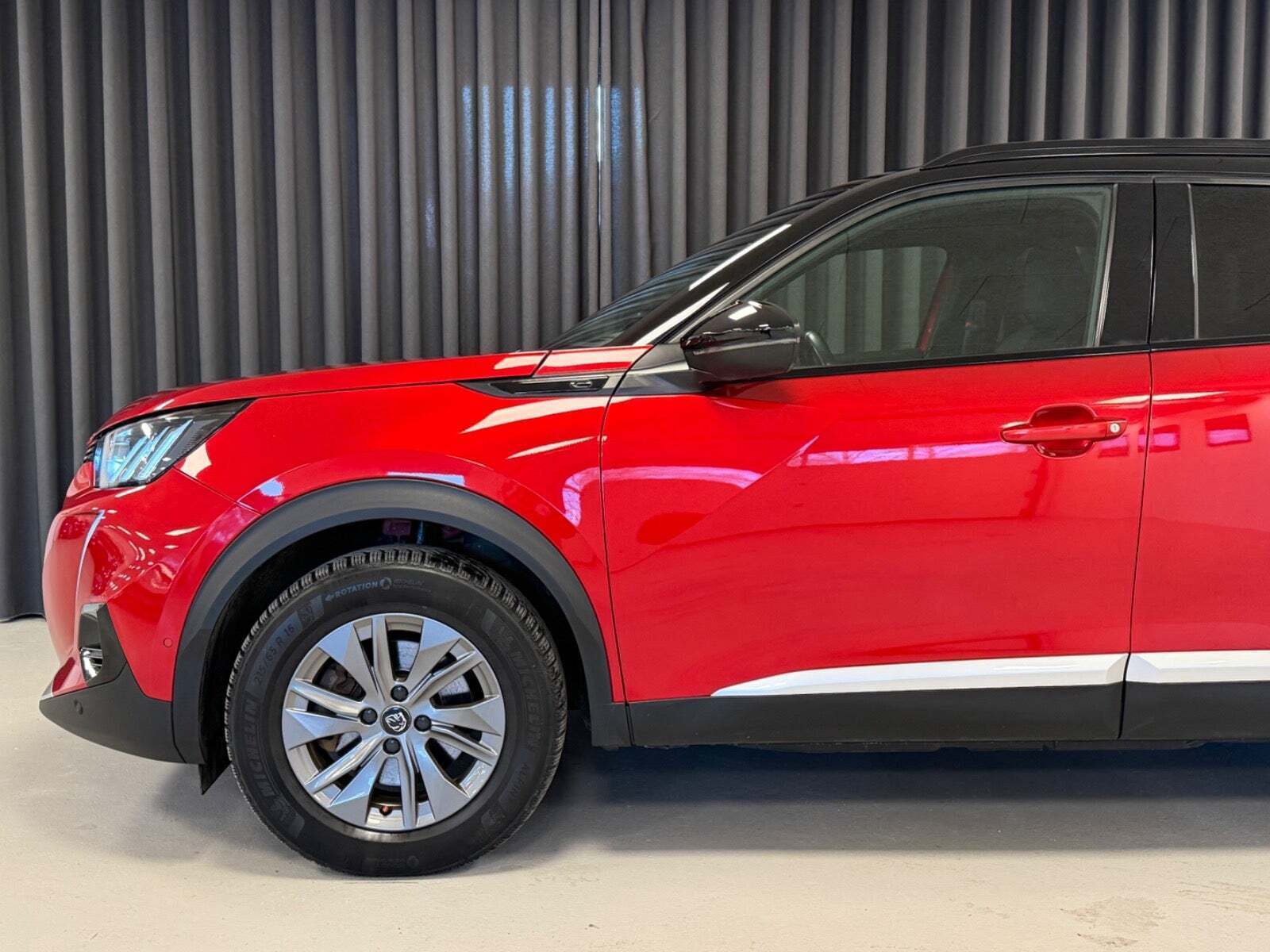 Rød Peugeot e-2008 fra 2021