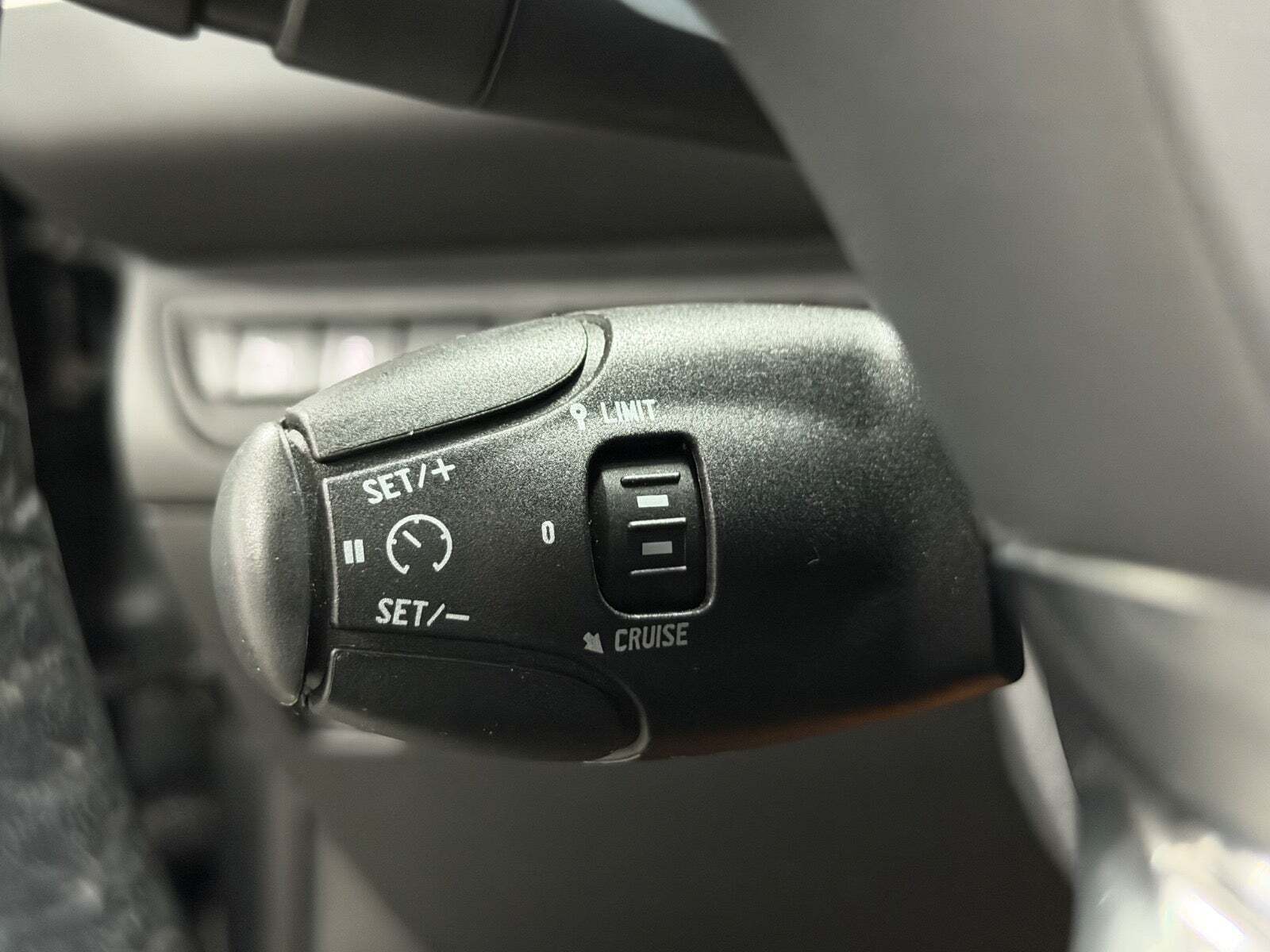 Grå Peugeot 208 fra 2014