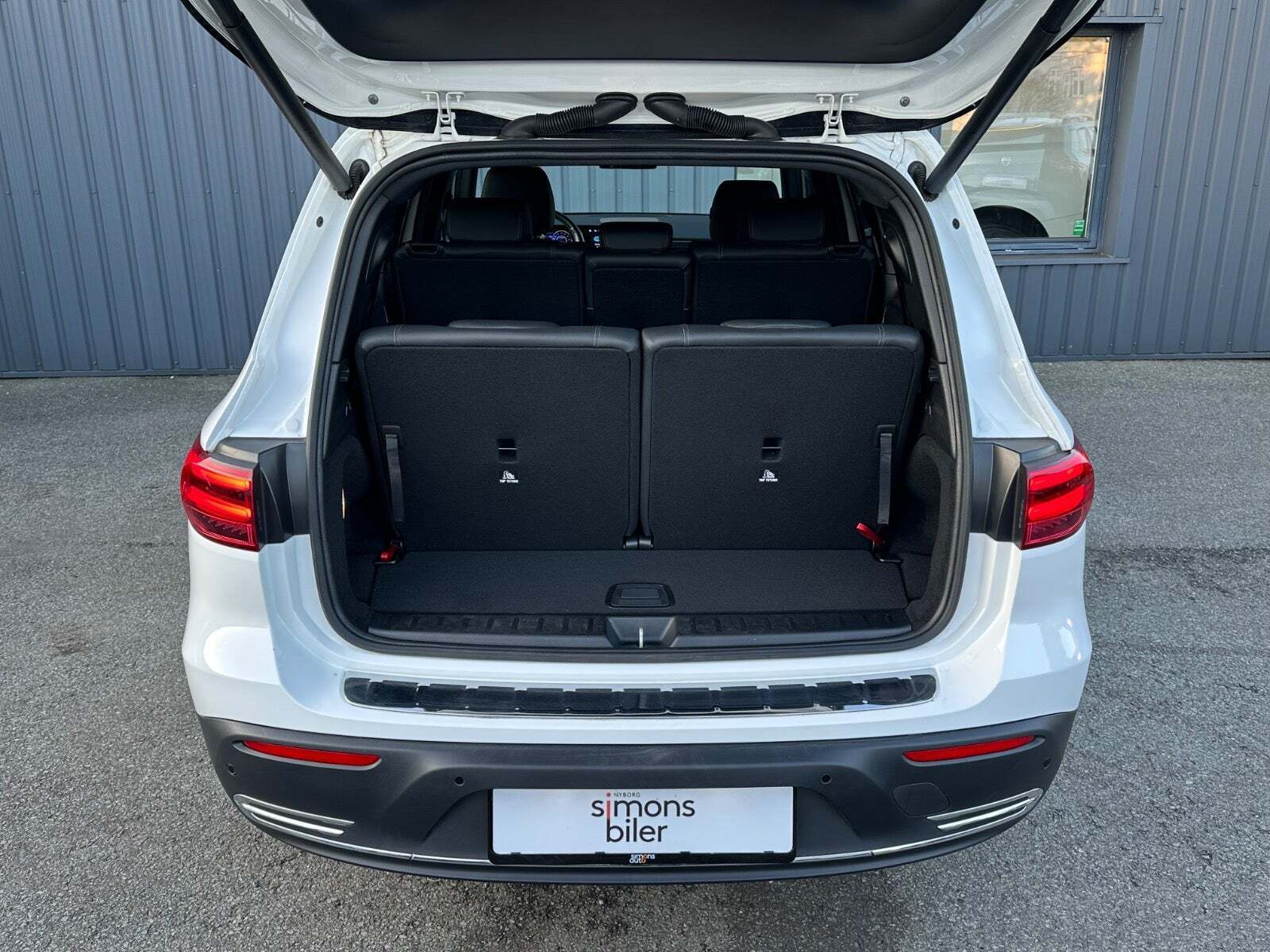 Hvid Mercedes EQB300 fra 2024