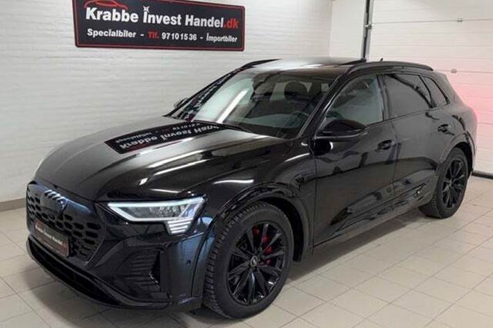 Sort Audi Q8 e-tron fra 2023 set udefra