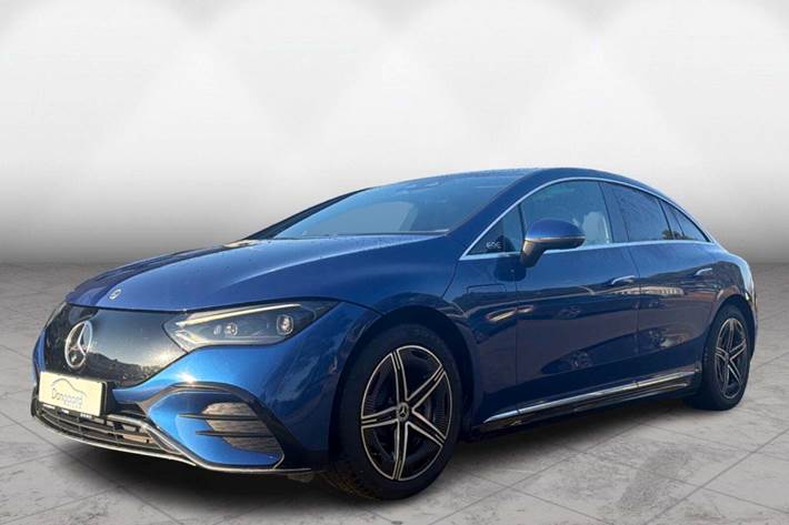 Blå Mercedes EQE300 fra 2022 set udefra