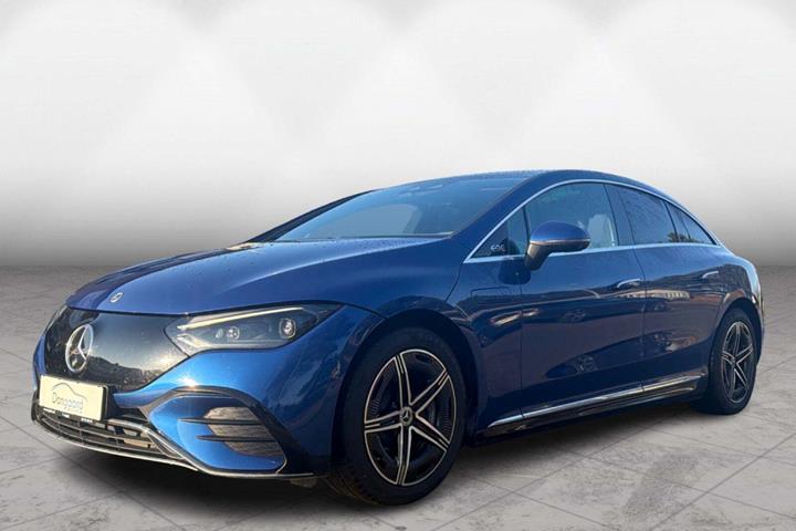Blå Mercedes EQE300 fra 2022 set udefra