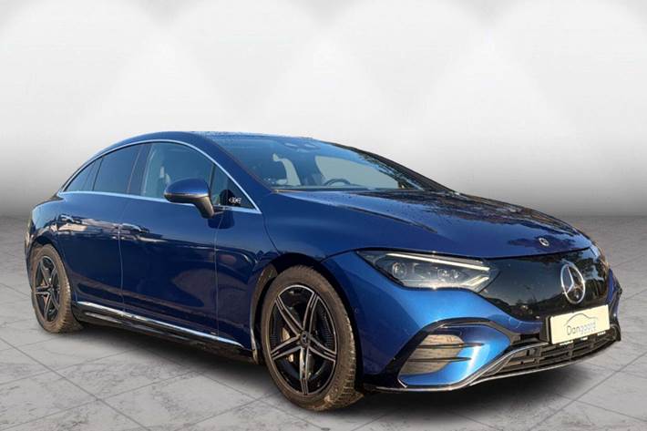 Blå Mercedes EQE300 fra 2022
