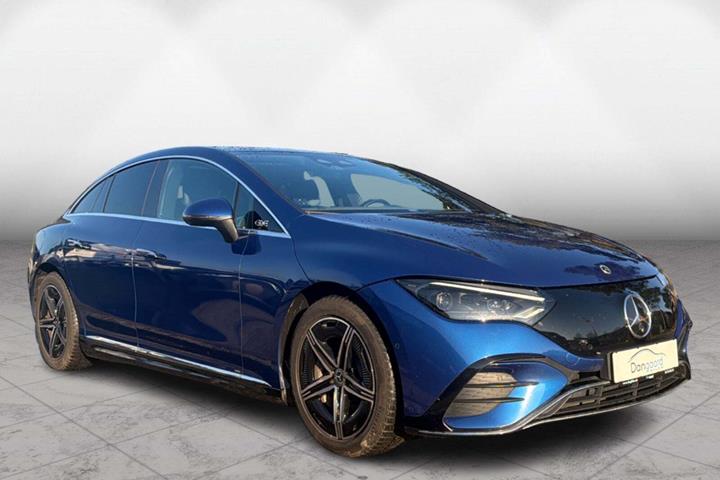 Blå Mercedes EQE300 fra 2022