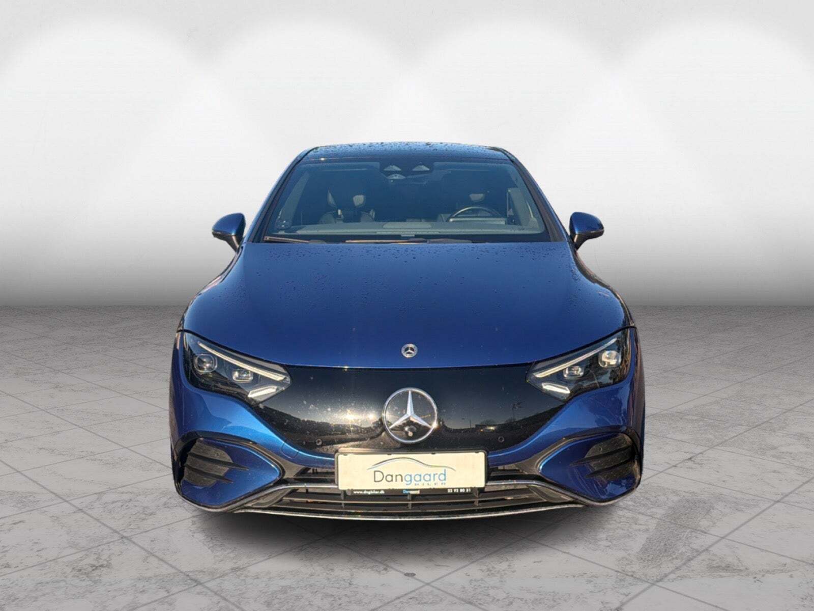Blå Mercedes EQE300 fra 2022