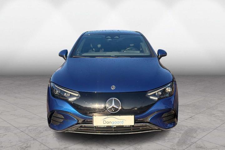 Blå Mercedes EQE300 fra 2022