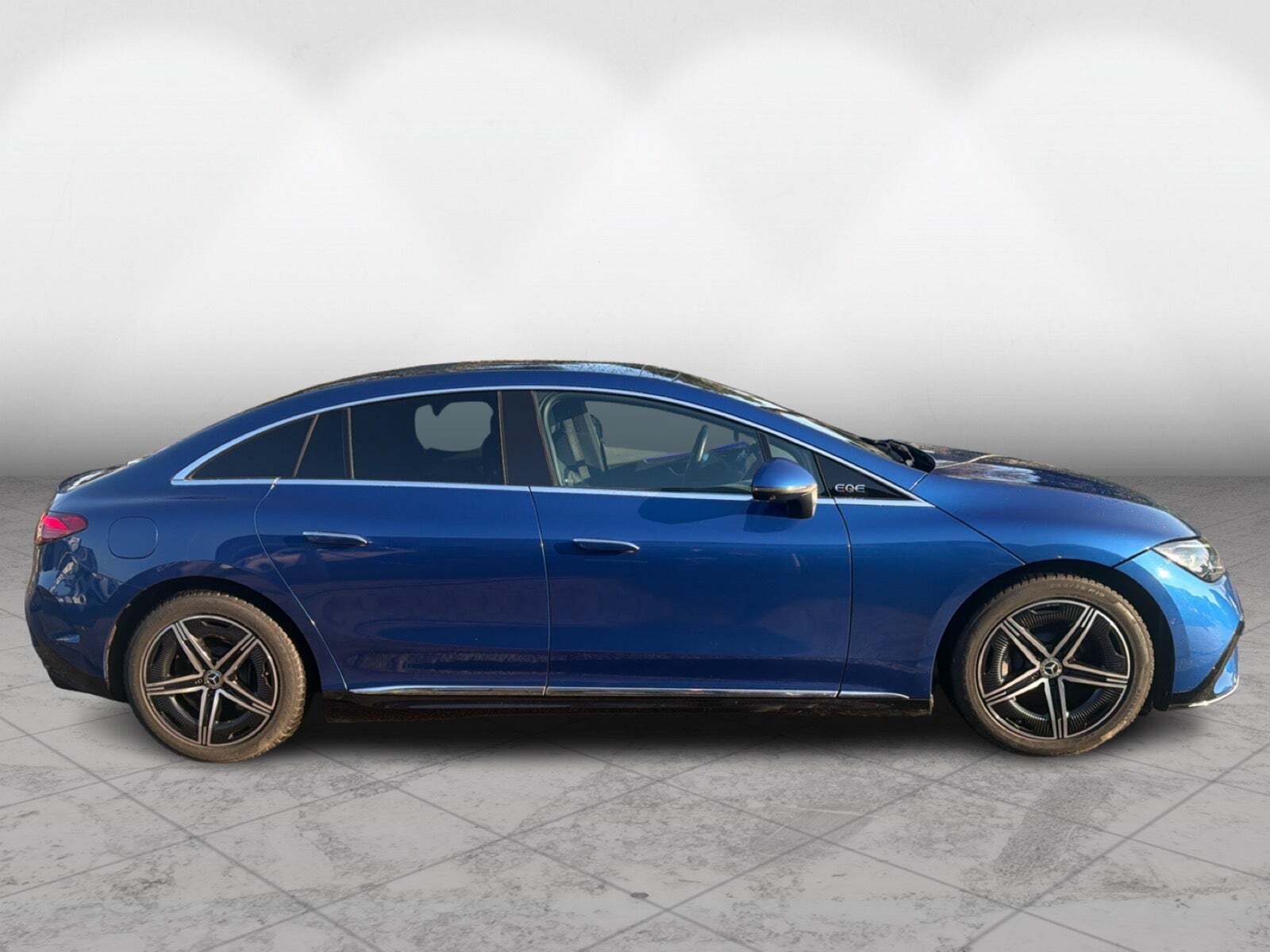 Blå Mercedes EQE300 fra 2022