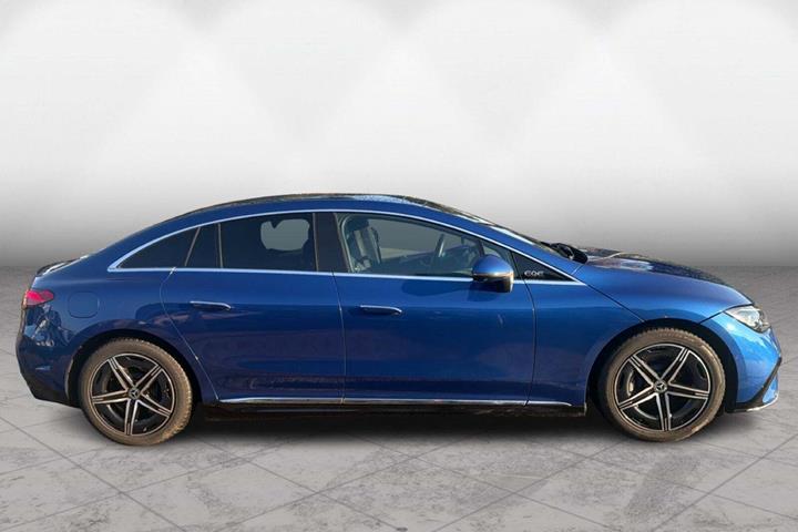 Blå Mercedes EQE300 fra 2022