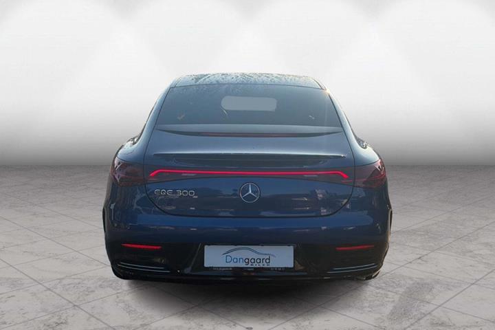 Blå Mercedes EQE300 fra 2022
