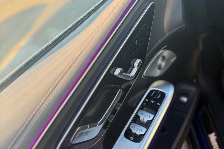 Blå Mercedes EQE300 fra 2022