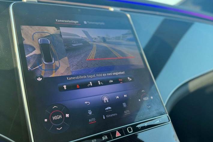 Blå Mercedes EQE300 fra 2022