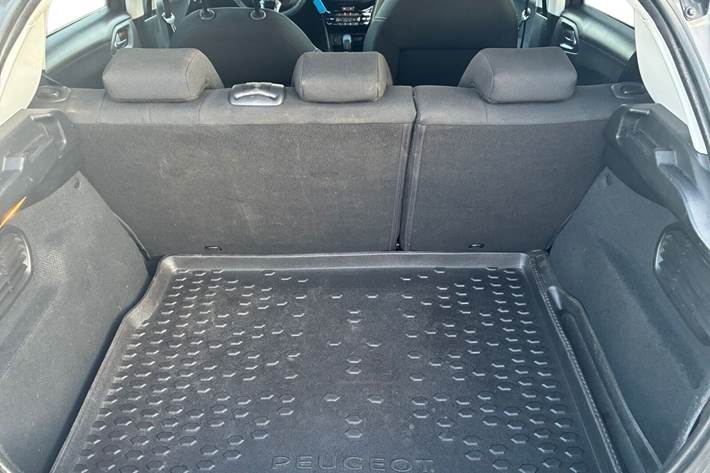 Grå Peugeot 208 fra 2018