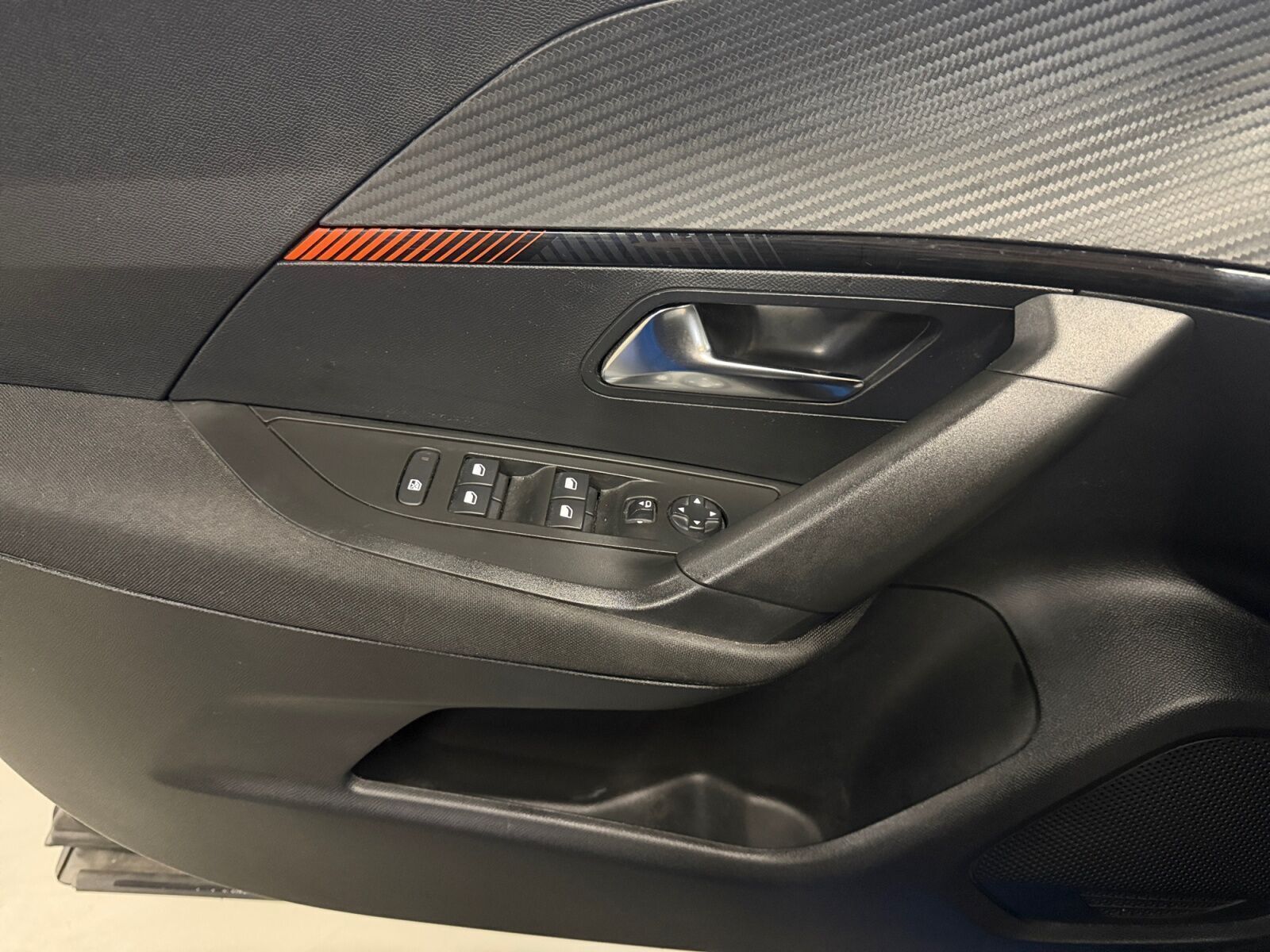 Blå Peugeot e-2008 fra 2022