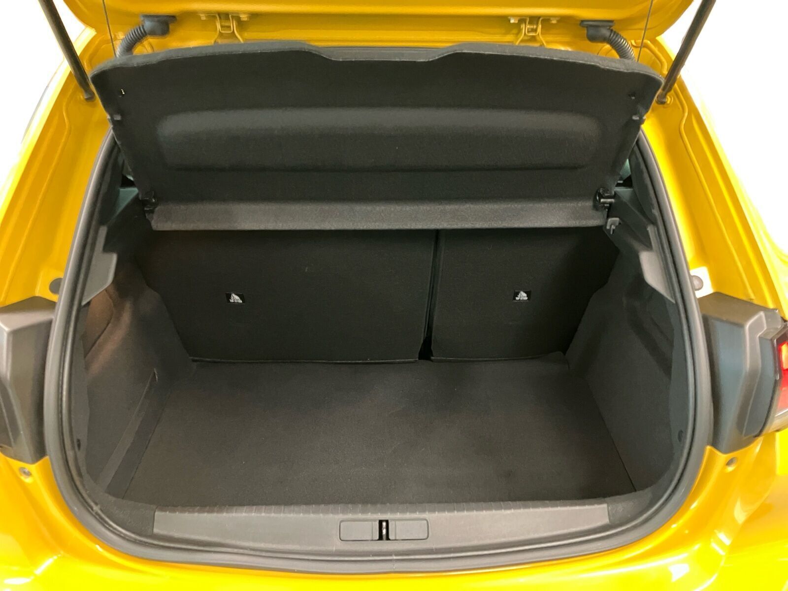 Gul Peugeot e-208 fra 2022