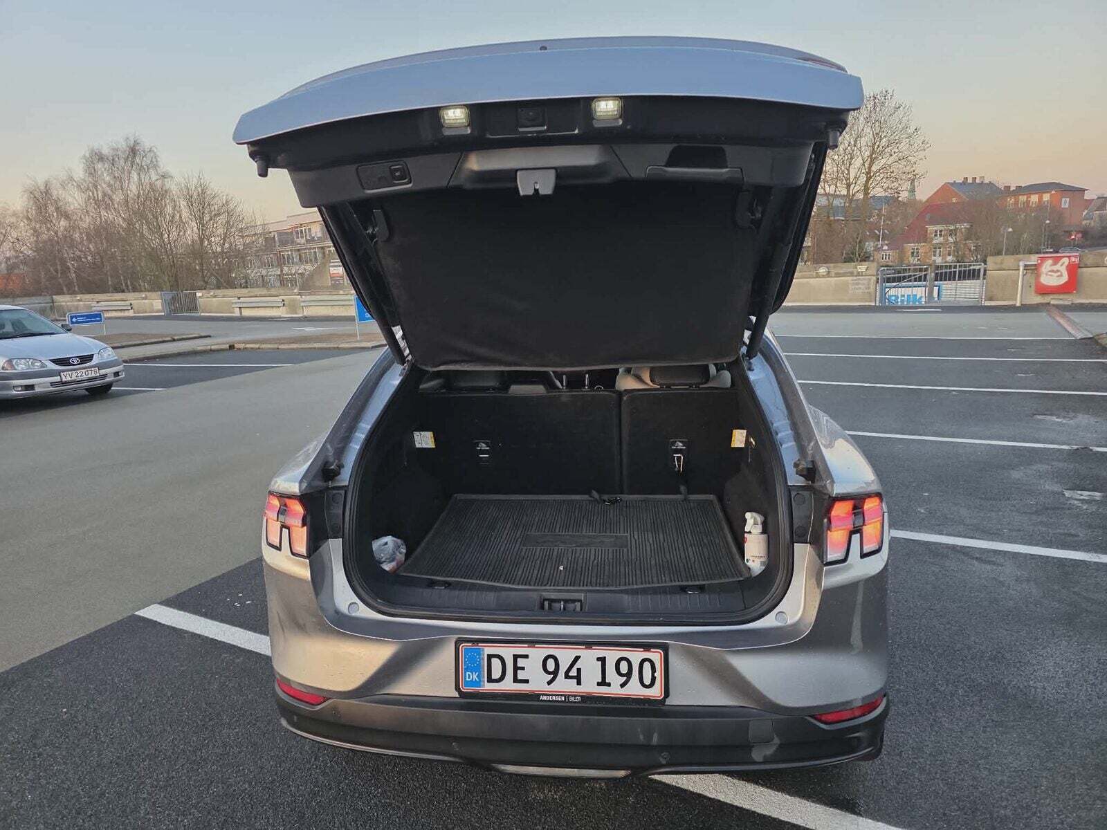 Sølv Ford Mustang Mach-E fra 2021