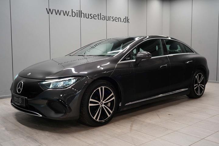 Grå Mercedes EQE350 fra 2023 set udefra