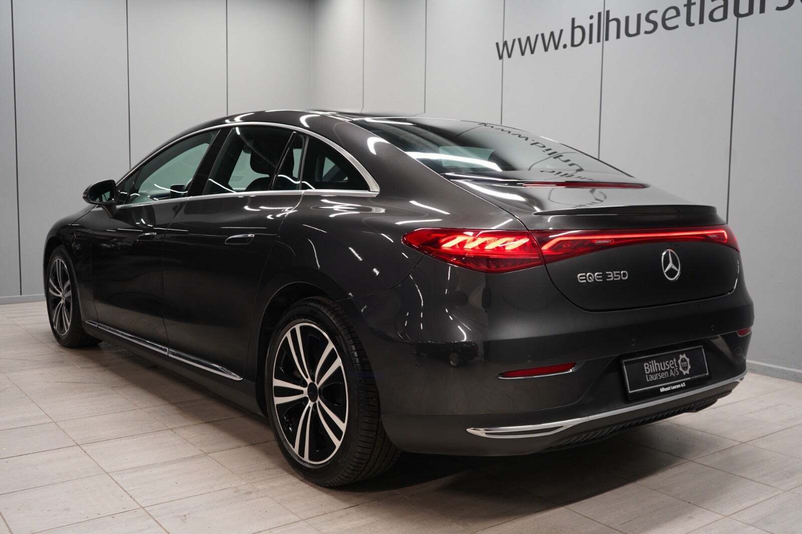 Grå Mercedes EQE350 fra 2023