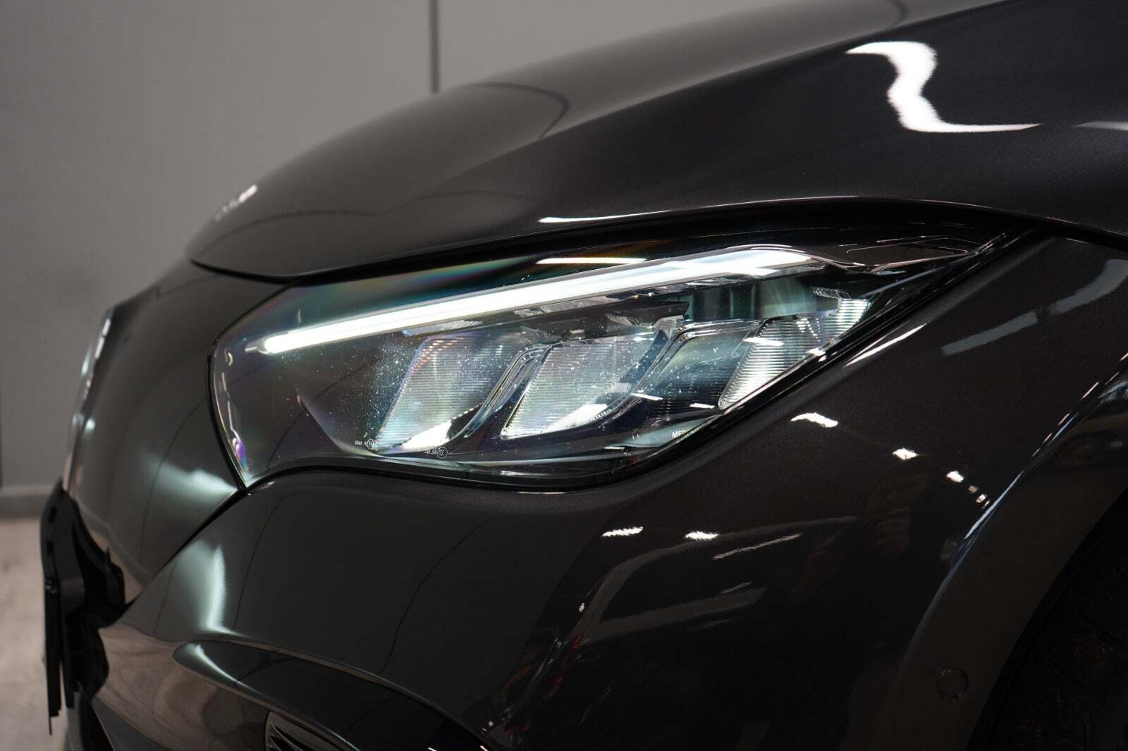 Grå Mercedes EQE350 fra 2023