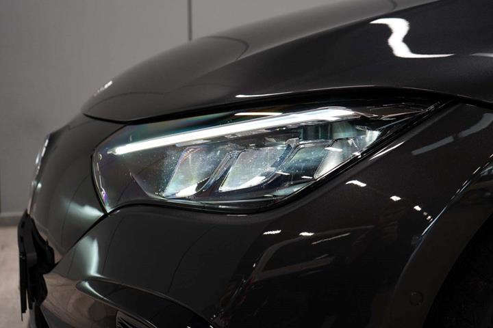 Grå Mercedes EQE350 fra 2023