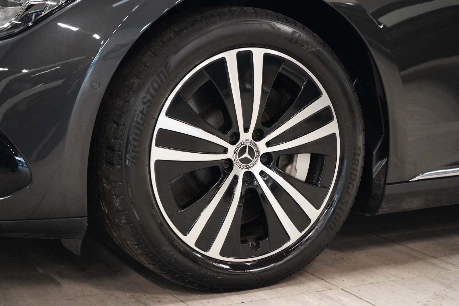 Grå Mercedes EQE350 fra 2023