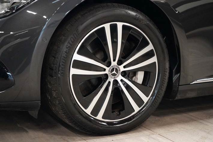 Grå Mercedes EQE350 fra 2023