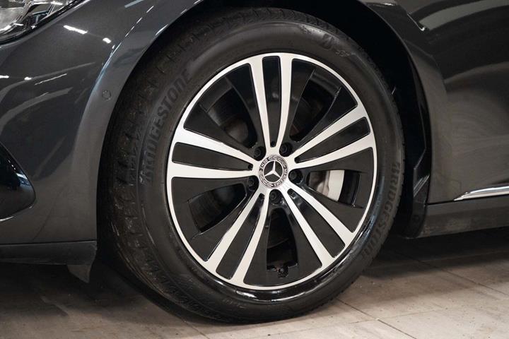 Grå Mercedes EQE350 fra 2023