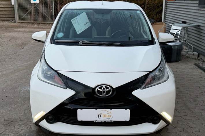 Hvid Toyota Aygo fra 2015