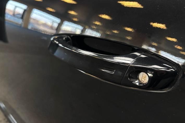 Sort Peugeot E-308 fra 2025 set udefra