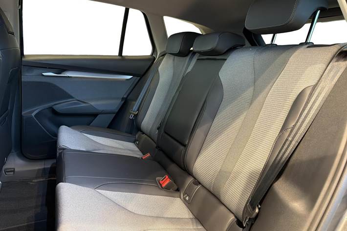 Grå Skoda Enyaq fra 2025