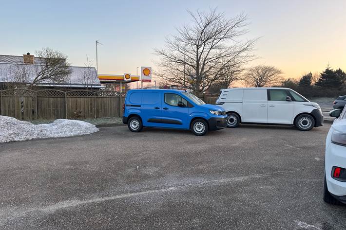 Blå Peugeot e-Partner fra 2023 set udefra