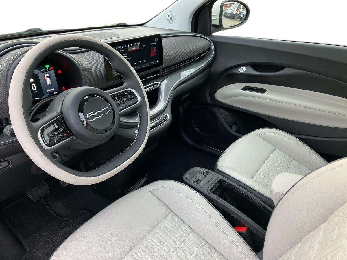 Blå Fiat 500e fra 2021