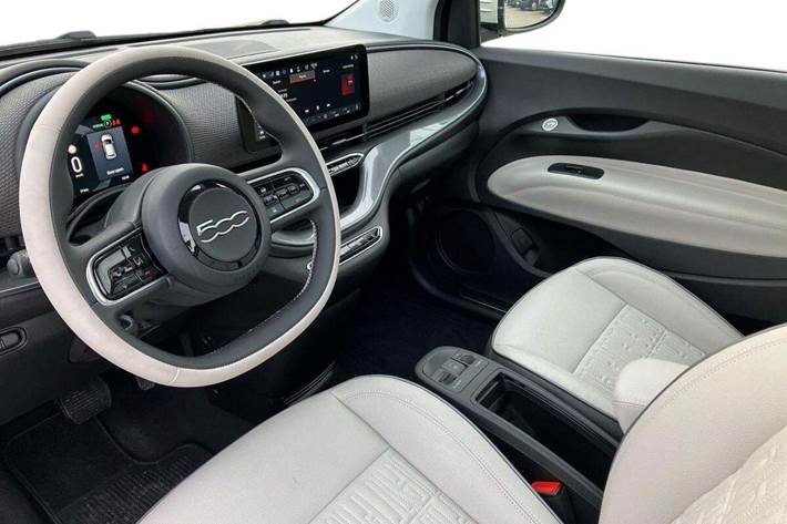 Blå Fiat 500e fra 2021